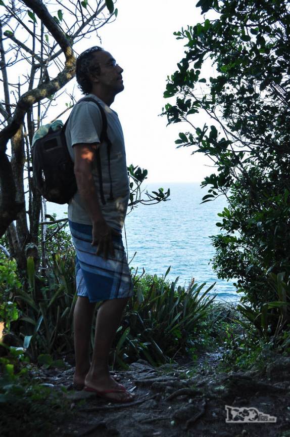 Trilha no final da praia de Quatro Ilhas, em Bombinhas, litoral de Santa Catarina